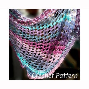Könnte beinhalten: Ein dreieckiges Häkeltuch mit einem durchbrochenen Rautenmuster in verschiedenen Schattierungen von Lila, Pink und Türkis. Die Kanten sind mit einem zarten Muschelsaum versehen. Der Text Crochet Pattern ist zu sehen.