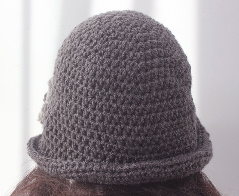 Hand Crochet Gray Cloche With Flower: Woman display picture 1