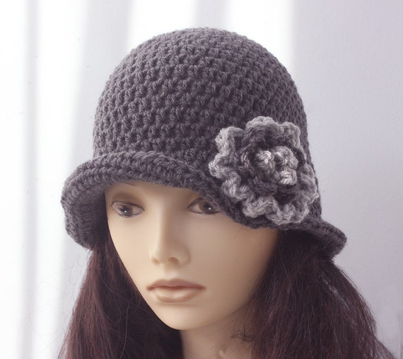 Hand Crochet Gray Cloche With Flower: Woman display picture 2