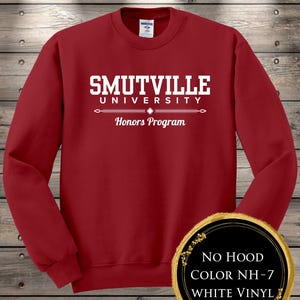 Op de afbeelding: Een bordeauxrode sweatshirt met de witte tekst "SMUTVILLE UNIVERSITY Honors Program". De sweatshirt met ronde hals en lange mouwen heeft een ronde afbeelding rechtsonder met de tekst "No Hood, Color NH-7, White Vinyl".