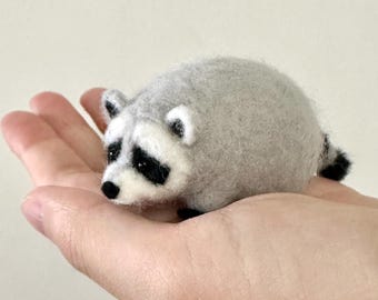 Miniatura szopa pracza z wełny filcowanej igłą: ręcznie robiona dekoracja leśna