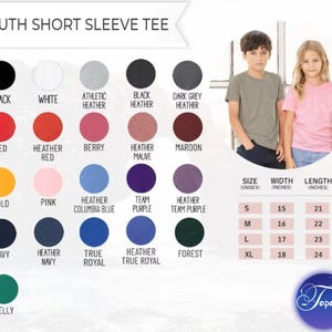 K&ouml;nnte beinhalten: Produktbild mit einer Vielzahl von Farben f&uuml;r kurz&auml;rmelige T-Shirts f&uuml;r Jugendliche, darunter Schwarz, Wei&szlig;, Rot und Marineblau. Das Bild zeigt auch Gr&ouml;&szlig;en-, Breiten- (Zoll) und L&auml;ngenma&szlig;e (Zoll) f&uuml;r jede Gr&ouml;&szlig;e von S bis XL.