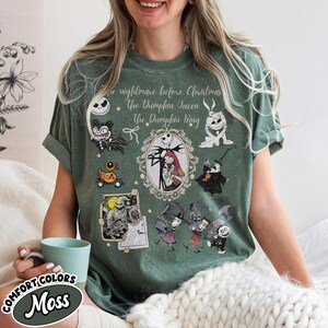 Pu&ograve; includere: T-shirt verde con personaggi di "Nightmare Before Christmas". Il design include Jack Skellington, Sally e altri personaggi. Il testo sulla maglietta recita: "The Nightmare Before Christmas, The Pumpkin Queen, The Pumpkin King."