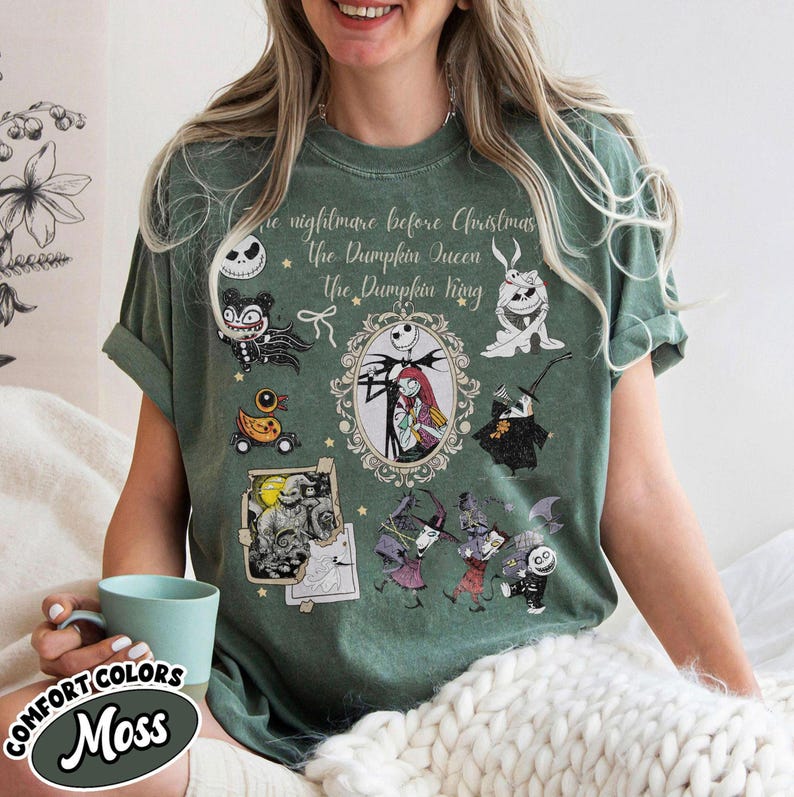 Pu&ograve; includere: T-shirt verde con personaggi di "Nightmare Before Christmas". Il design include Jack Skellington, Sally e altri personaggi. Il testo sulla maglietta recita: "The Nightmare Before Christmas, The Pumpkin Queen, The Pumpkin King."