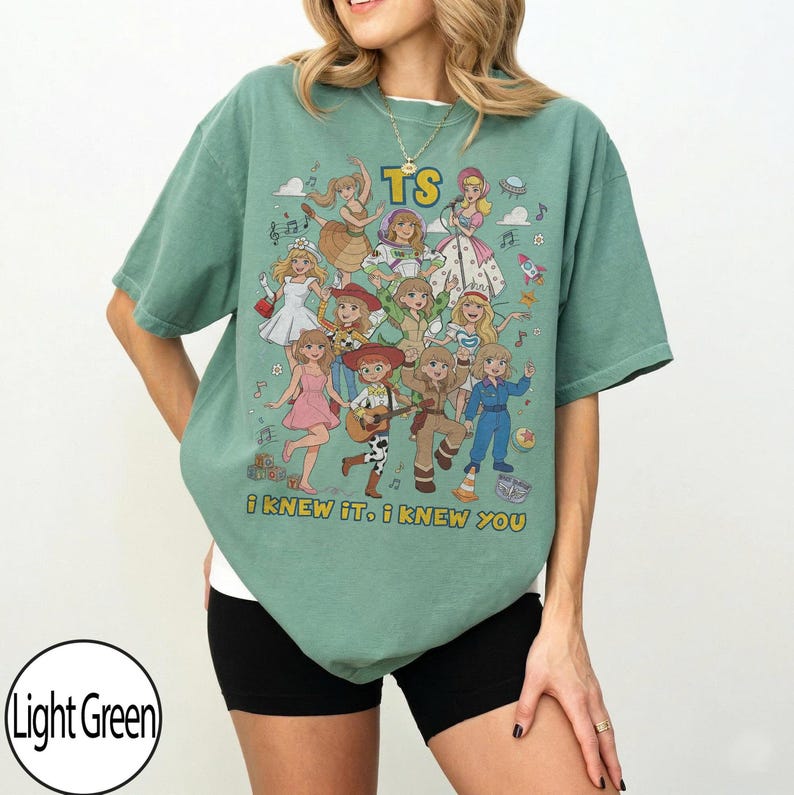 K&ouml;nnte beinhalten: Ein hellgr&uuml;nes Kurzarm-T-Shirt mit einem Grafikdruck von mehreren Zeichentrickfiguren in verschiedenen Outfits. Der Text TS ist oben aufgedruckt und der Text i knew it, i knew you steht unten in gelben Buchstaben auf dem T-Shirt.