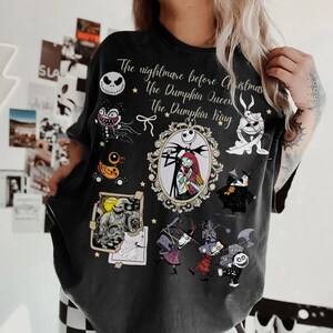 Pu&ograve; includere: T-shirt nera con personaggi e testo da "Nightmare Before Christmas". Il design include Jack Skellington, Sally e altri personaggi in stile vintage. Il testo recita "The nightmare before Christmas, the Pumpkin Queen, the Pumpkin King."