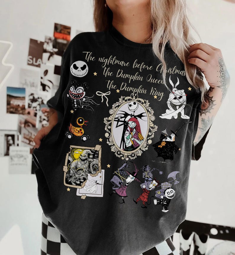 Pu&ograve; includere: T-shirt nera con personaggi e testo da "Nightmare Before Christmas". Il design include Jack Skellington, Sally e altri personaggi in stile vintage. Il testo recita "The nightmare before Christmas, the Pumpkin Queen, the Pumpkin King."