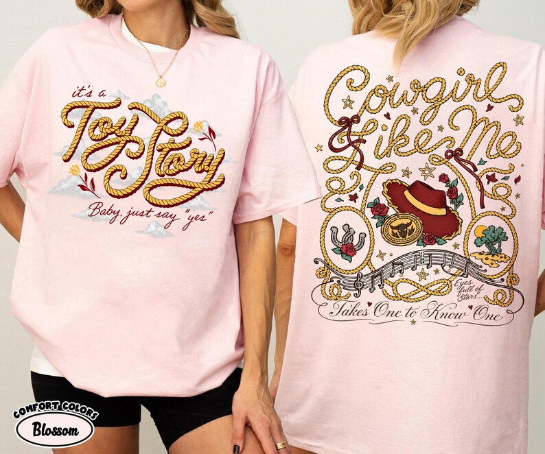 Może przedstawiać: Jasnor&oacute;żowy t-shirt z grafiką z przodu w formie sznurkowego napisu "it's a Toy Story Baby, just say 'yes'" oraz grafiką z tyłu z napisem "Cowgirl like Me", kowbojskim kapeluszem, podkową i napisem "Takes One to Know One".