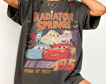 Maglietta di Halloween con il film Cars di Radiator Springs in stile retrò, maglietta di Halloween con Saetta McQueen, viaggio di Halloween a Disney, festa di Halloween, regalo di Halloween