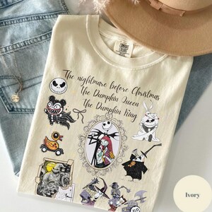Pu&ograve; includere: T-shirt color avorio con personaggi e testo di "Nightmare Before Christmas". Il design include Jack Skellington, Sally e altri personaggi. La maglietta &egrave; realizzata in materiale morbido ed &egrave; del marchio Comfort Colors.