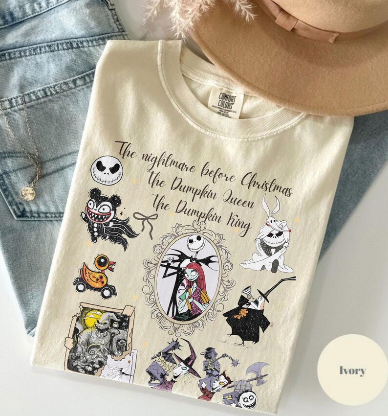 Pu&ograve; includere: T-shirt color avorio con personaggi e testo di "Nightmare Before Christmas". Il design include Jack Skellington, Sally e altri personaggi. La maglietta &egrave; realizzata in materiale morbido ed &egrave; del marchio Comfort Colors.