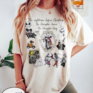 Pu&ograve; includere: T-shirt color avorio con personaggi e testo di "Nightmare Before Christmas". Il design include Jack Skellington, Sally e altre figure iconiche in uno stile stravagante e cartoonesco. La maglietta &egrave; comoda e casual.