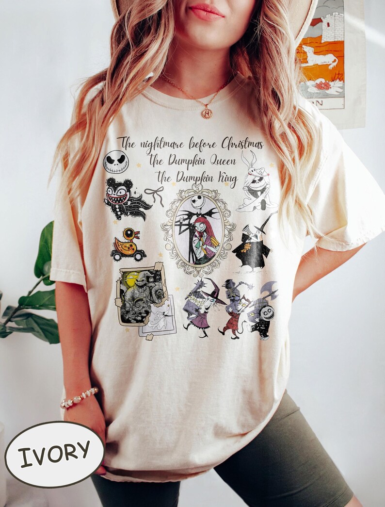 Pu&ograve; includere: T-shirt color avorio con personaggi e testo di "Nightmare Before Christmas". Il design include Jack Skellington, Sally e altre figure iconiche in uno stile stravagante e cartoonesco. La maglietta &egrave; comoda e casual.