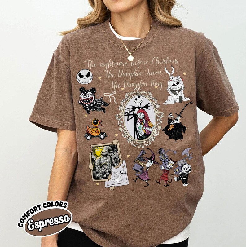 Pu&ograve; includere: T-shirt marrone con personaggi e testo da "Nightmare Before Christmas". Il design include Jack Skellington, Sally e altri personaggi. La maglietta ha il testo "The Nightmare Before Christmas, The Pumpkin Queen, The Pumpkin King."