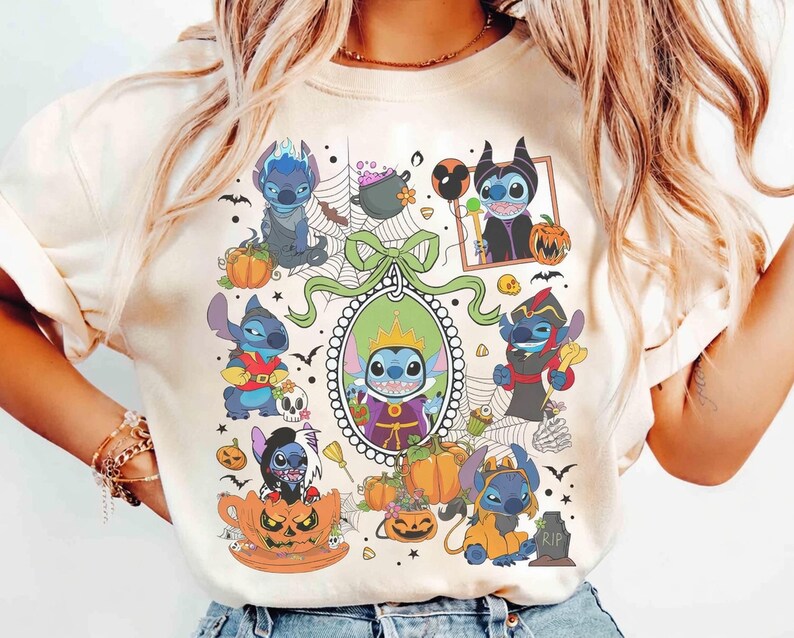 Może przedstawiać: Beżowa koszulka z motywem Halloween przedstawiającym postacie Stitcha w kostiumach. Projekt zawiera dynie, nietoperze i dekoracyjną ramkę. Koszulka ma okrągły dekolt.
