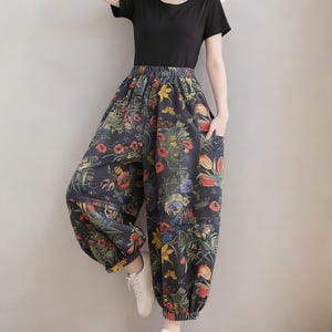 Plus-size bloemen geverfde jeans, vintage harembroek voor dames, comfortabele broek voor moeder, lente loose fit jeans, elastische taille broek wijde pijpen