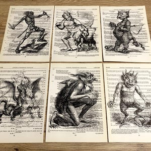 Könnte beinhalten: Sechs antike Buchseiten mit Schwarz-Weiß-Illustrationen grotesker Figuren. Die Bilder zeigen Dämonen und Fabelwesen, gedruckt auf gealtertem Papier mit sichtbarem Text aus dem Originalbuch.