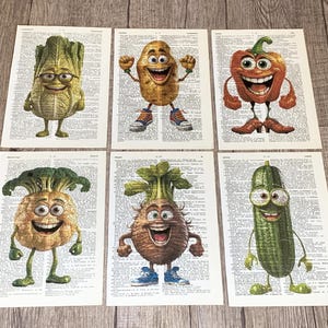 Può includere: Sei stampe fantasiose di verdure su pagine di dizionario vintage. Ogni stampa presenta una verdura antropomorfa sorridente: lattuga, patata, peperone rosso, rapa, barbabietola e cetriolo. Le stampe sono disposte su una superficie di legno.