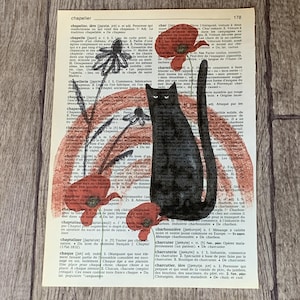 Puede incluir: Ilustración de un gato negro sobre una página de libro vintage, con detalles florales rojos. El gato está silueteado, con una expresión severa. El fondo es una página de diccionario con texto en francés.
