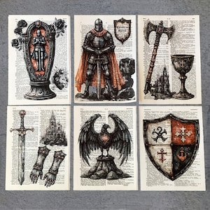 Pode incluir: Conjunto de seis gravuras artísticas com temas medievais e de fantasia. As gravuras incluem ilustrações de um cavaleiro, uma espada, um machado, um escudo, um cálice e uma águia, tudo sobre um fundo de páginas de dicionário.