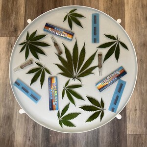 Bandeja para liar hecha de resina epoxi personalizada con diseño de hojas de cannabis: decoración única para el hogar / perfecta para fumadores y entusiastas del cannabis / en oferta
