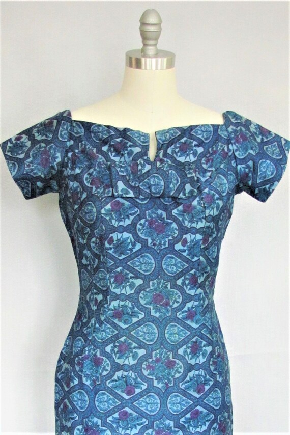 Vintage 50s Hourglass Sheath Dress, Blue Print, W… - image 3