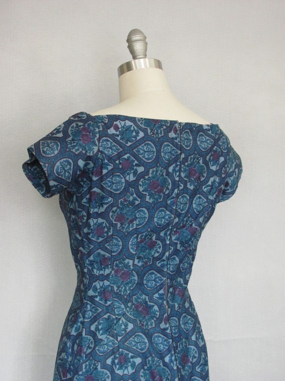 Vintage 50s Hourglass Sheath Dress, Blue Print, W… - image 8