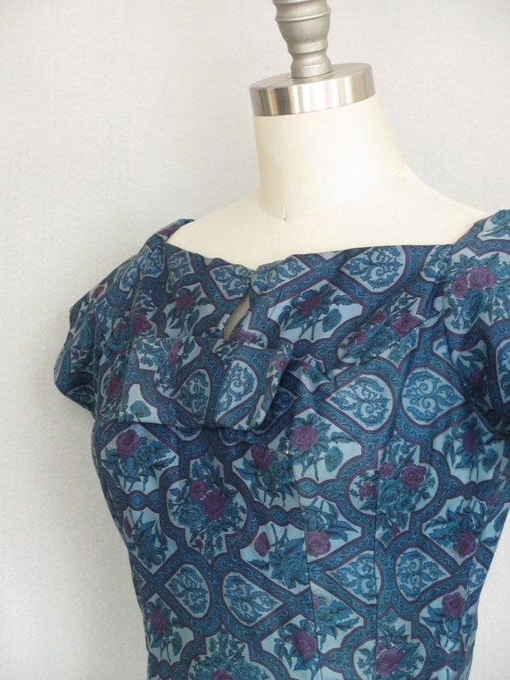 Vintage 50s Hourglass Sheath Dress, Blue Print, W… - image 7