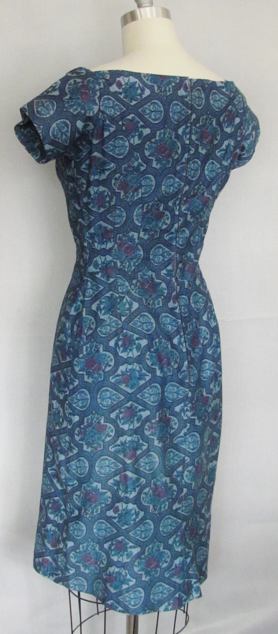 Vintage 50s Hourglass Sheath Dress, Blue Print, W… - image 9