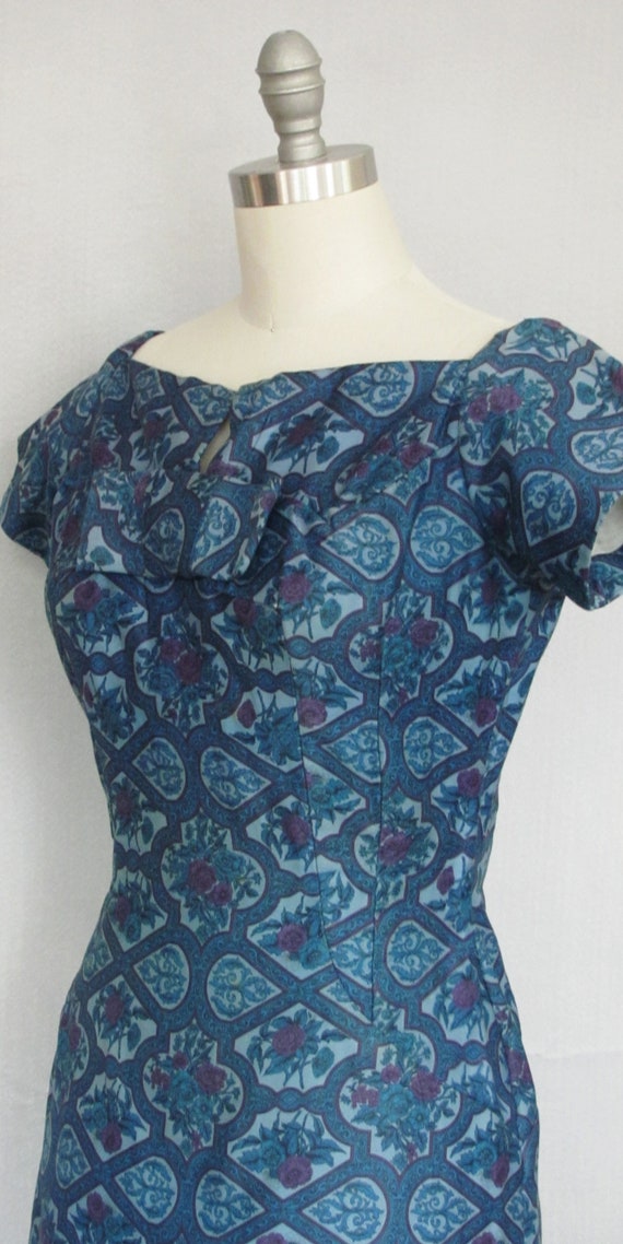 Vintage 50s Hourglass Sheath Dress, Blue Print, W… - image 6