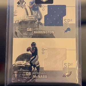 Könnte beinhalten: Sammel-Sportkarte mit Joey Harrington von den Detroit Lions und Donovan McNabb von den Philadelphia Eagles. Die Karte enthält Trikotmuster und das SP Authentic Logo.