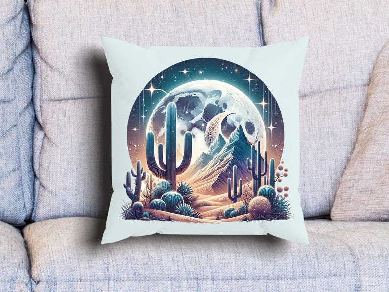 Puede incluir: Un coj&iacute;n decorativo con un dise&ntilde;o de paisaje des&eacute;rtico. La imagen presenta una luna llena, cactus y monta&ntilde;as en un marco circular. La paleta de colores incluye azules, naranjas y morados, creando una est&eacute;tica art&iacute;stica y caprichosa. El coj&iacute;n es cuadrado y descansa sobre un sof&aacute; gris claro.