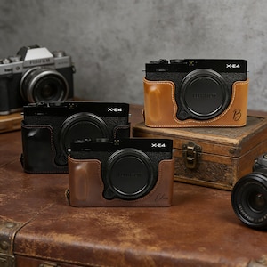 Könnte beinhalten: Rustikales Holzschild mit dem weißen Schriftzug "Welcome to our home". Das Schild hat eine Used-Optik und ein schlichtes, einladendes Design, perfekt für Veranda oder Eingangsbereich.