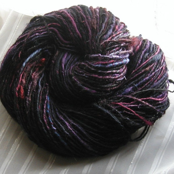 Hilados de seda, merino y alpaca hilada a mano de belladona, 175 yardas
