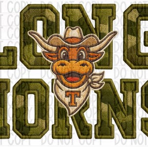 Peut inclure: Écusson brodé avec le mot "LONGHORNS" dans un motif camouflage vert. Un dessin animé de taureau Longhorn portant un chapeau de cow-boy et un bandana avec un "T" est centré entre les mots.