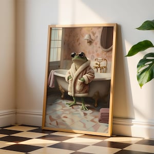 Peut inclure: Une grenouille verte portant des lunettes de soleil et une robe en fourrure blanche se tient dans une salle de bain avec une baignoire à pieds blancs. La grenouille regarde la caméra.