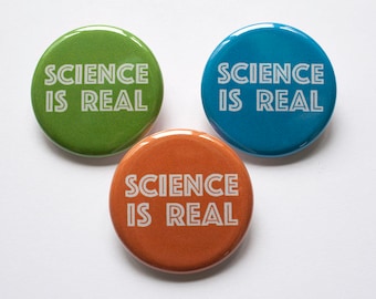 "Science is Real"" - 3 cm langer Button ""Science is Real""."