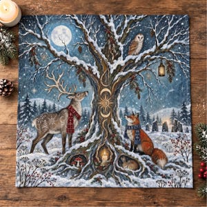 Puede incluir: Un tapiz de tela cuadrado con una escena de bosque invernal, un gran árbol central, un ciervo con bufanda roja, un zorro con bufanda azul, un búho y un conejo. La ilustración incluye una luna llena, ramas cubiertas de nieve y una linterna.