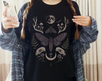 Camiseta Mariposa Lunar, Camiseta Oculta Romântica Sombria e Bruxa para Fãs de Botânica Gótica.