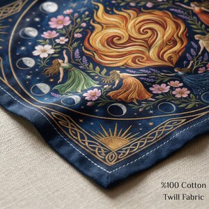 K&ouml;nnte beinhalten: Ein quadratischer, marineblauer Baumwoll-Twillstoff mit einem himmlischen Design. Das Kunstwerk zeigt tanzende Figuren, Blumen, Mondphasen und einen Sonnenaufgang. Der Rand hat ein goldenes keltisches Knotendesign. Der Text lautet "100% Cotton Twill Fabric."