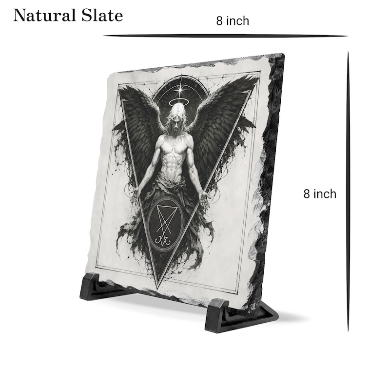 Puede incluir: Pieza decorativa de pizarra natural, de 20 cm por 20 cm, con una ilustraci&oacute;n en blanco y negro de un &aacute;ngel con grandes alas. La obra de arte incluye un dise&ntilde;o geom&eacute;trico y el texto "Natural Slate".