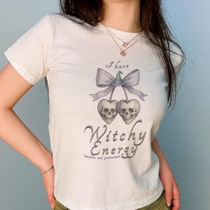 魔女のコケット ベビーTシャツ：ゴシックハートスカル、Y2Kソフトゴスシャツ