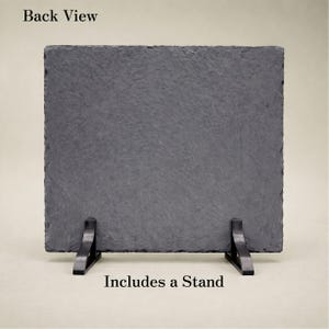 Puede incluir: Una pizarra rectangular gris oscuro con una superficie texturizada, presentada con un soporte de metal negro. El texto "Back View" est&aacute; en la parte superior y "Includes a Stand" en la parte inferior. Ideal para obras de arte o mensajes.