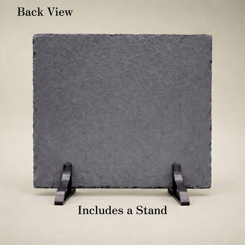 Puede incluir: Una pizarra rectangular gris oscuro con una superficie texturizada, presentada con un soporte de metal negro. El texto "Back View" est&aacute; en la parte superior y "Includes a Stand" en la parte inferior. Ideal para obras de arte o mensajes.