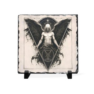 Puede incluir: Ilustraci&oacute;n en blanco y negro de un &aacute;ngel con grandes alas y un halo, impresa en una loseta de piedra cuadrada. La loseta est&aacute; soportada por un soporte negro, ideal para exhibir.