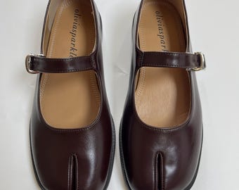 Handgjorda Tabi Mary Janes i läder: Retro plattskor med slitsad tå