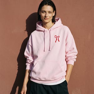Schleifen Hoodie mit roter Schleife – Coquette Kapuzenpullover, minimalistischer Weihnachtshoodie, Bow Hoodie, Geschenk für sie