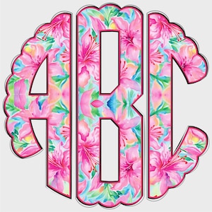 Op de afbeelding: Een bloemenmonogramontwerp met de letters ABC in een cirkelvormige opstelling. De letters zijn gevuld met een aquarelpatroon van roze bloemen en groene bladeren tegen een lichtblauwe achtergrond. Het ontwerp heeft een geschulpte rand en een zwarte omtrek.