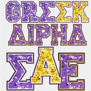 Puede incluir: Letras griegas púrpuras y doradas, "Greek Alpha Zeta", en un diseño de lentejuelas. Las letras están delineadas en blanco y negro.