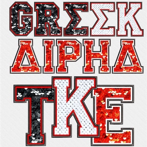 Op de afbeelding: Op een witte achtergrond staan de Griekse letters "GREEK", "ALPHA" en "TKE" in een gedurfd paillettenontwerp. De letters zijn omlijnd in zwart en rood, met pailletten in zwart, rood en wit.